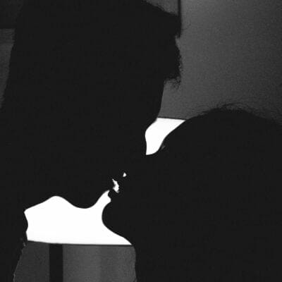 Casal em preto e branco se beijando