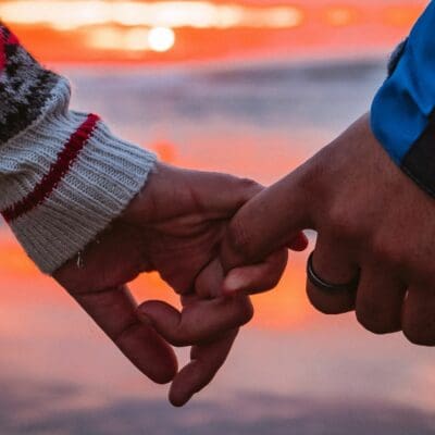 Casal mãos dadas por do sol