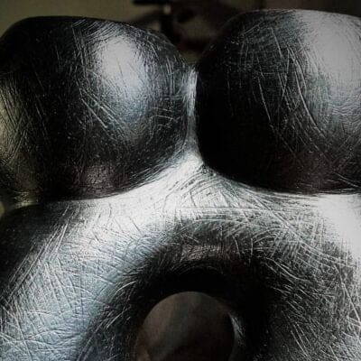 Escultura casal se beijando