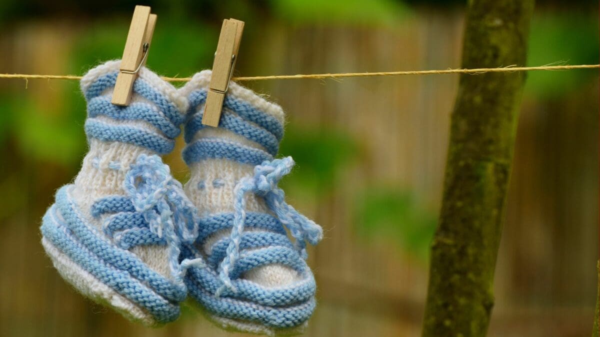 Nascimento 3 Nascimento sapatinho bebê no varal