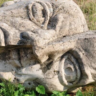 estátua cabeça cortada ao meio assimetrica